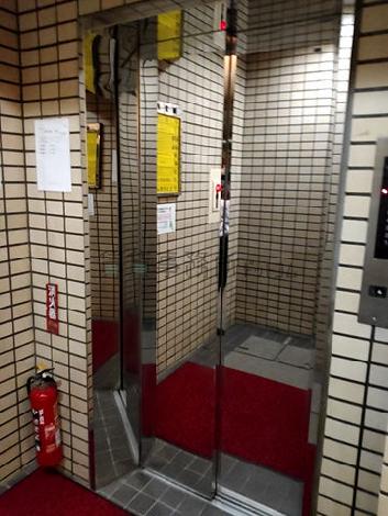ミラー仕様の扉