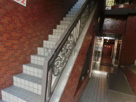 入口横に階段がございます