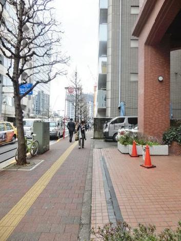 玄関前の歩道