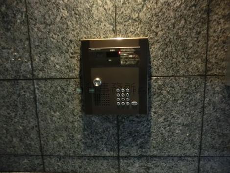 エントランスにオートロックが掛かります