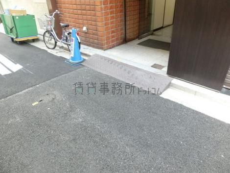 床面にスロープが固定されています
