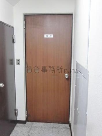 階段前の扉です