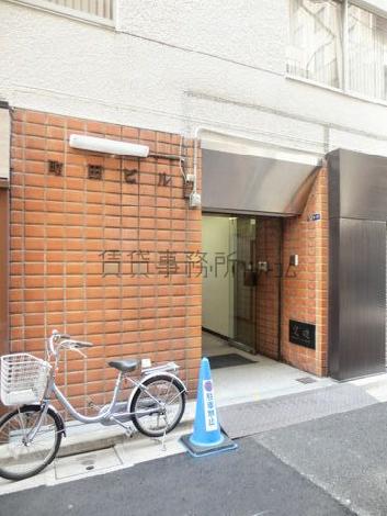 側面にある玄関口前