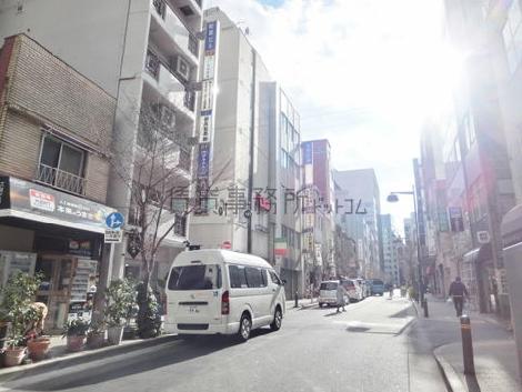 両サイドに街路樹の立ち並ぶエリア