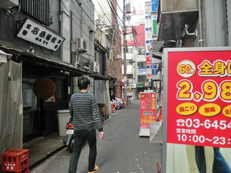 周辺には店舗が多数建ち並んでおります