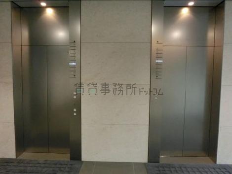 エレベーターは2基稼働しています