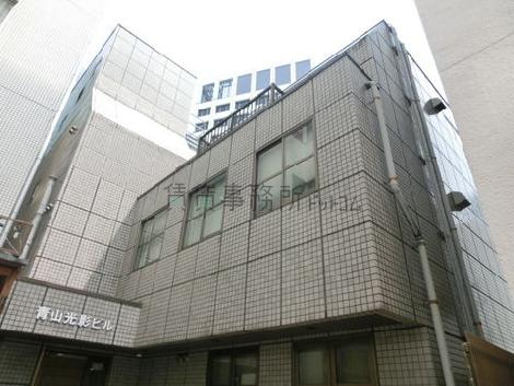 グレーの落ち着いたビルです