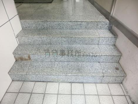 小さな階段があります