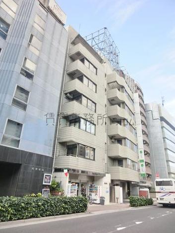 ８階建ての中低層ビルになります