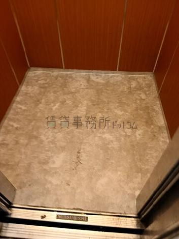エレベーター内部