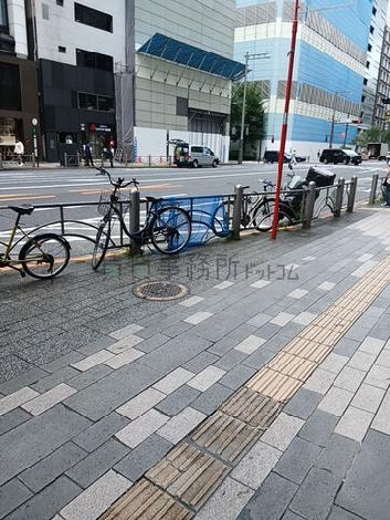 建物前の歩道