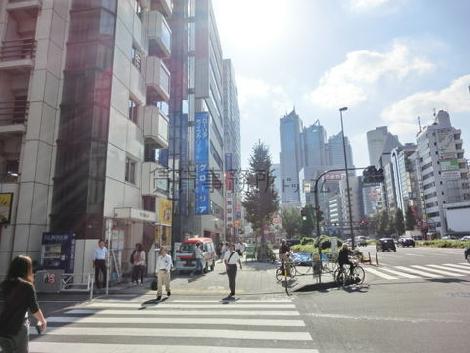 甲州街道でとても広々した道路