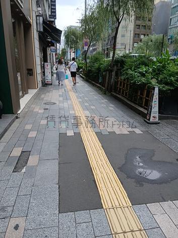 建物前の歩道