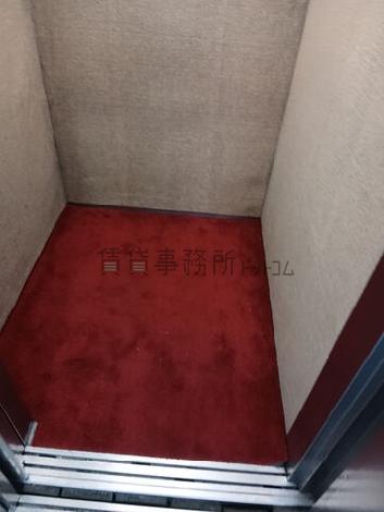 エレベーター内部
