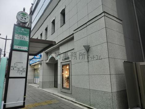 目の前にバス停、電車と併用すると便利です