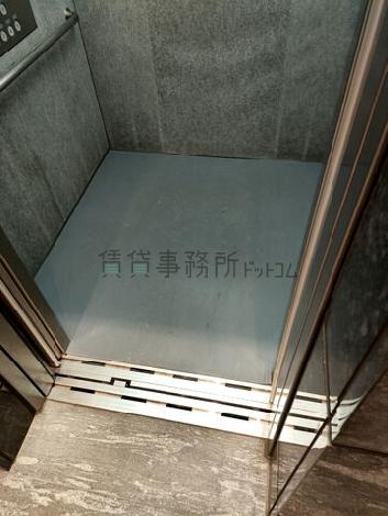 エレベーター内部