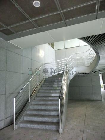 通用口横の階段です