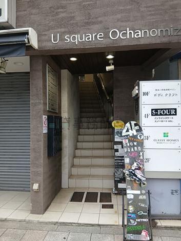 階段上ってからエレベーターがあります