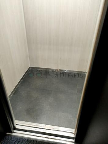 エレベーター内部