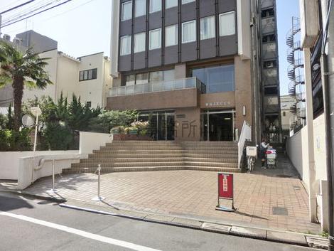 正面玄関前は広い敷地になっています