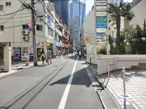 西新宿駅方面への道