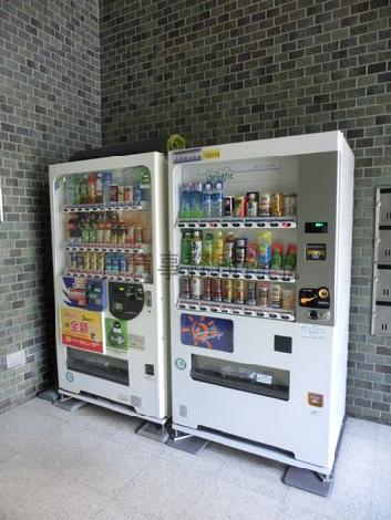 エントランス右側の自動販売機