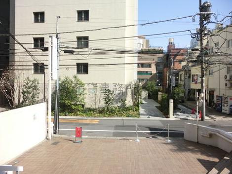 玄関から見た前面道路