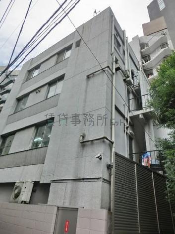 物件側面、コンクリート打ちっ放しです