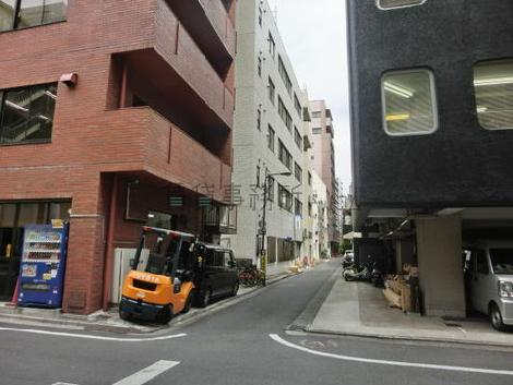 屋外階段側の道路です