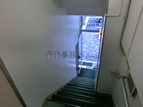 階段を上ると途中から少し幅が広くなります