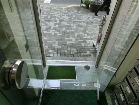 入ってすぐのところに郵便受けがあります