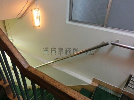 金属製の手すりと木製の手すり