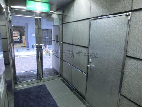 マットな質感お石材を使用したエントランス空間