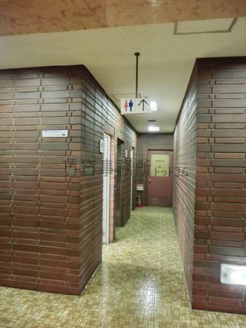 エントランスにトイレがあります