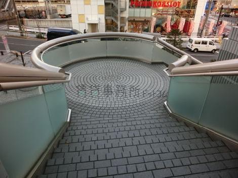 外から二階へ上がる階段の踊り場です