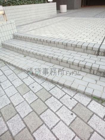 玄関までに段差があります