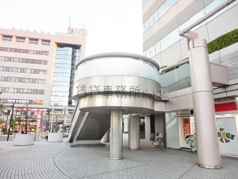 外から二階へ向かう階段です