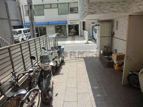 玄関前の敷地です