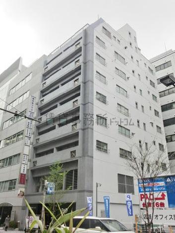 明るいグレーで構成された壁面