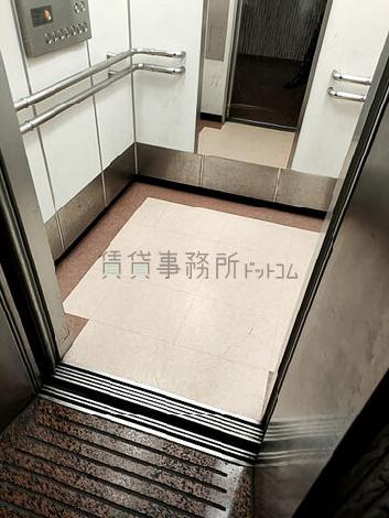 エレベーター内部