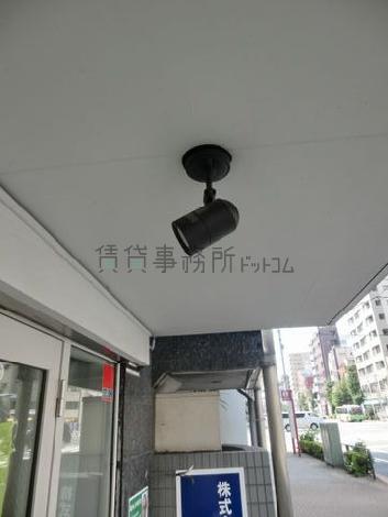 庇にスポットライトが設置されています