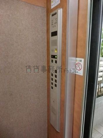 室内は明るい内装です