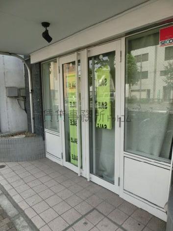 歩道沿いのテナント部分にはガラス張りのドアが設置されています
