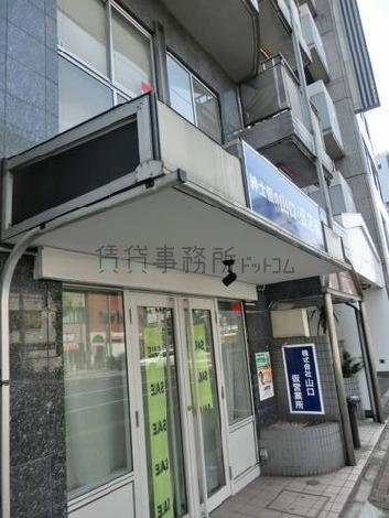 幅広の庇が設置されています