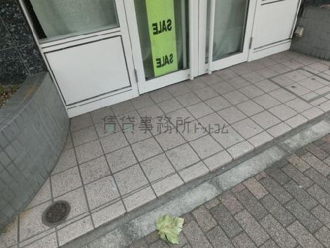 一階テナントスペースの床面はタイル張りです