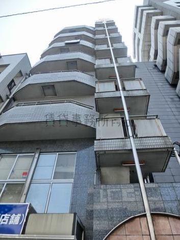 通り沿いにバルコニーが設置されています