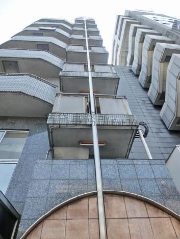 建物正面向って右側に設置されています