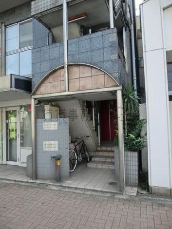 上部が円形に縁取られた特徴ある入口