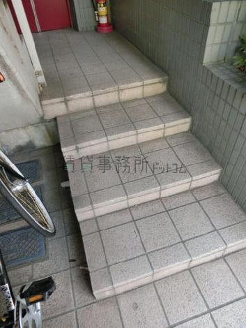 エレベーター手前に段差があります