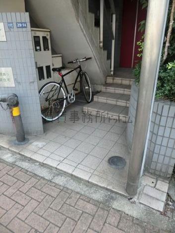 建物正面向って右側にあります